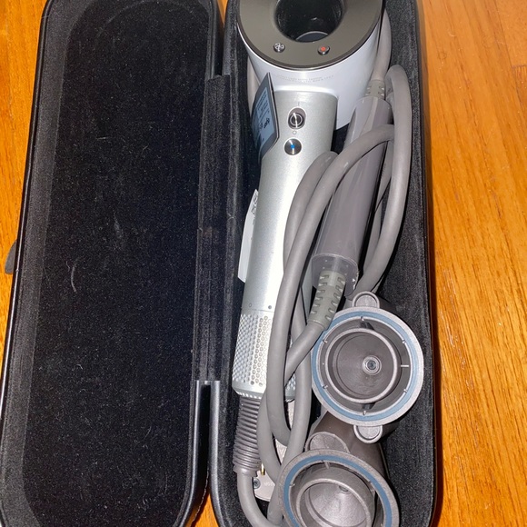 White dyson blow dryer with presentation case - Picture 3 of 5